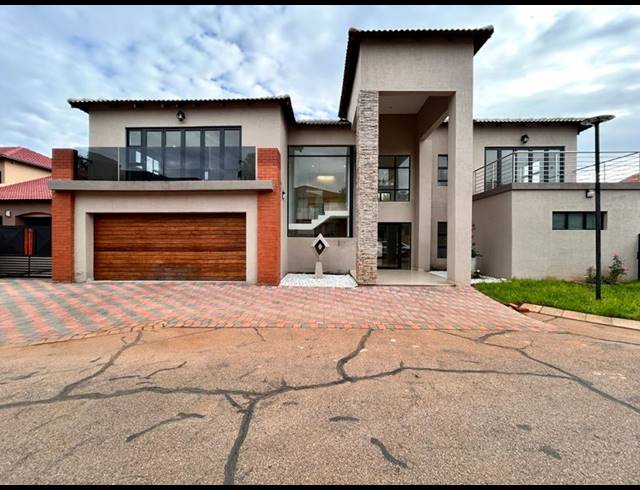 5 BEDROOM HOUSE FOR SALE IN MELODIE